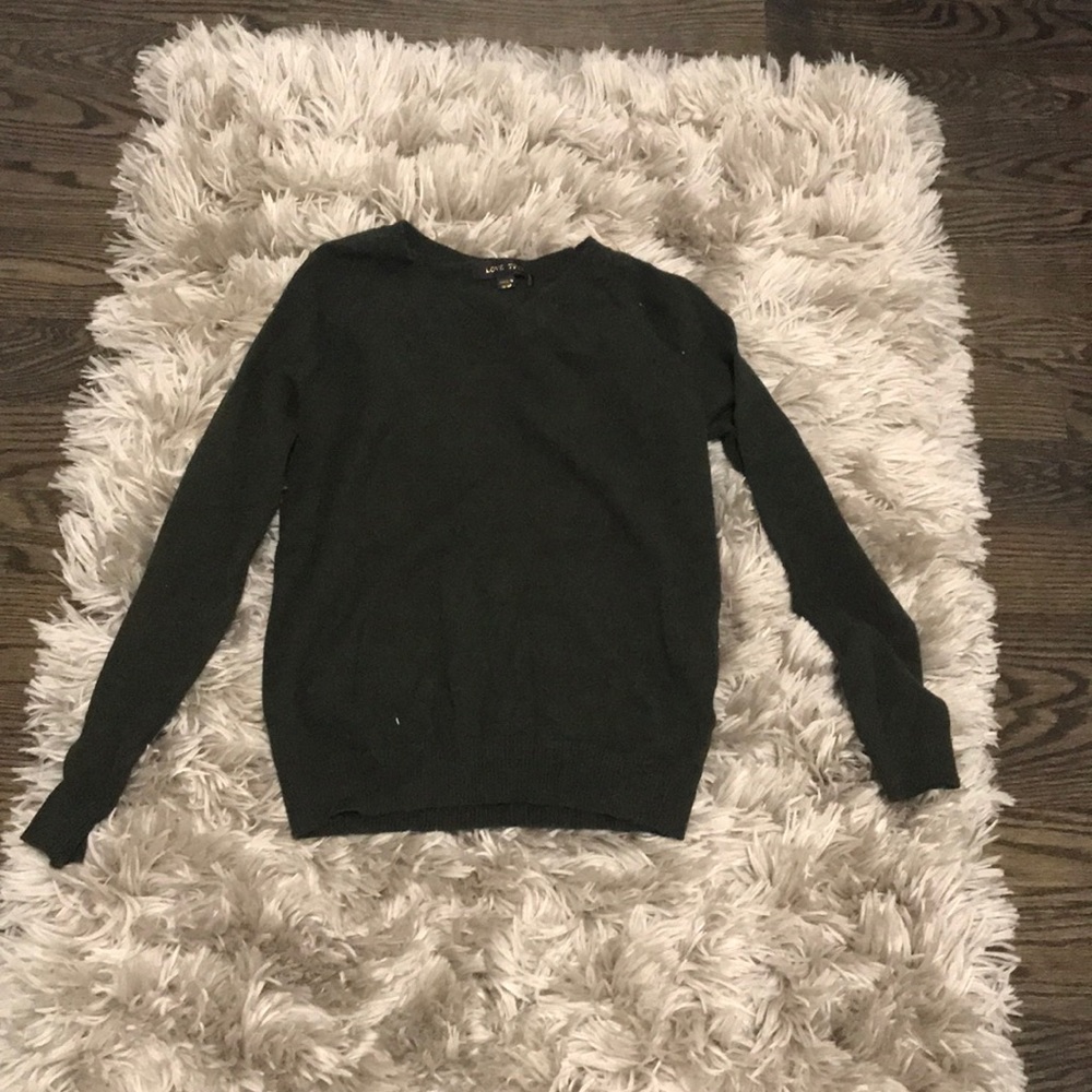 Fitted army green v neck sweater